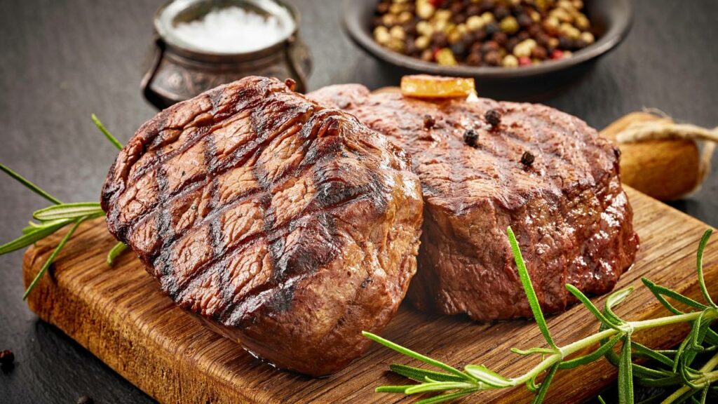 O descanso garante suculência e sabor ao bife - Créditos: depositphotos.com / magone