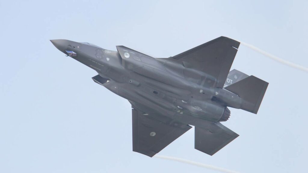 A fuselagem de alguns aviões de caça são projetadas para os tornarem invisíveis ao radar - Créditos: depositphotos.com / michaklootwijk