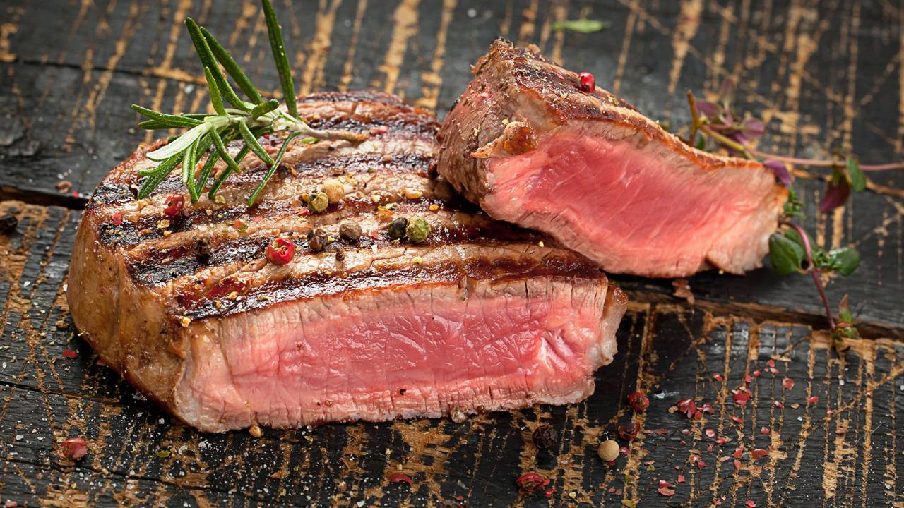 O segredo dos churrasqueiros para deixar a carne mais macia e suculenta