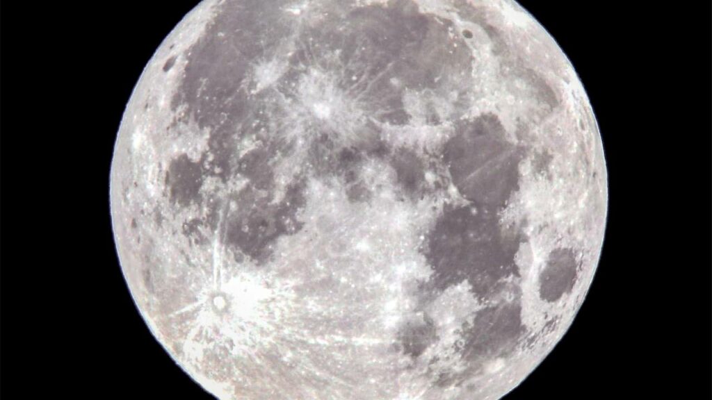 Superlua é visível num momento onde a lua fica mais próxima da Terra - Créditos: depositphotos.com / thomasmales
