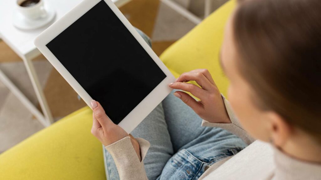 Os tablets oferecem melhor portabilidade, assim sendo a melhor escolha pra quem precisa dessas opções - Créditos: depositphotos.com / AndrewLozovyi