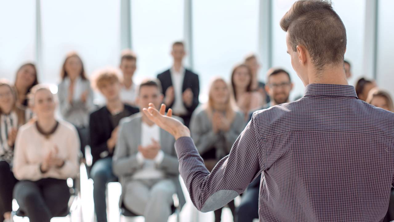 Por que você sua frio só de pensar em falar na frente dos outros