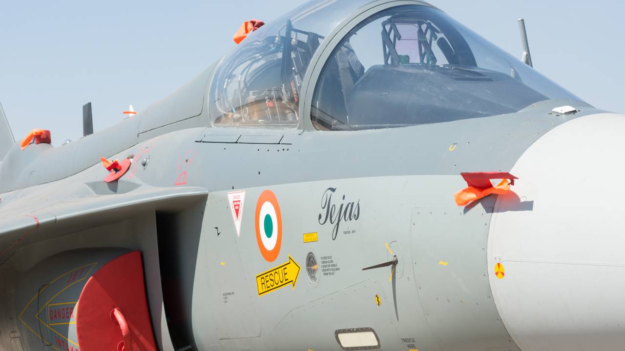 Acidente com caça Tejas em Dubai levanta dúvidas sobre segurança do modelo indiano