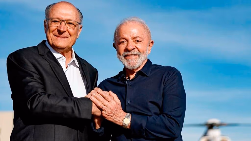 Lula homenageia Alckmin com foto dos dois no aeroporto (claro)