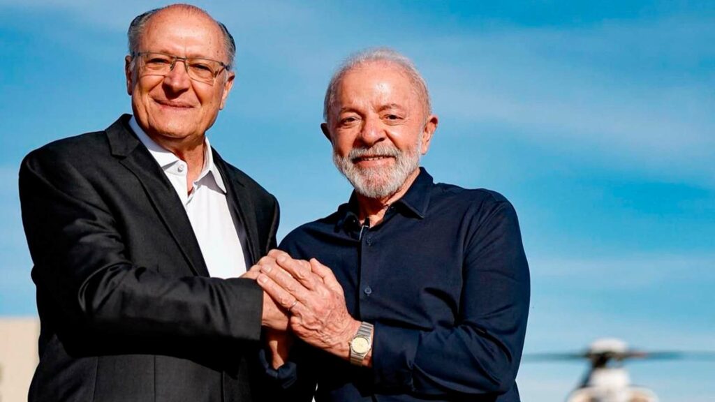 Lula homenageia Alckmin com foto dos dois no aeroporto (claro)