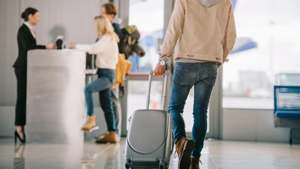 O câmbio do dólar impacta diretamente viagens internacionais e produtos importados - Créditos: depositphotos.com / ArturVerkhovetskiy