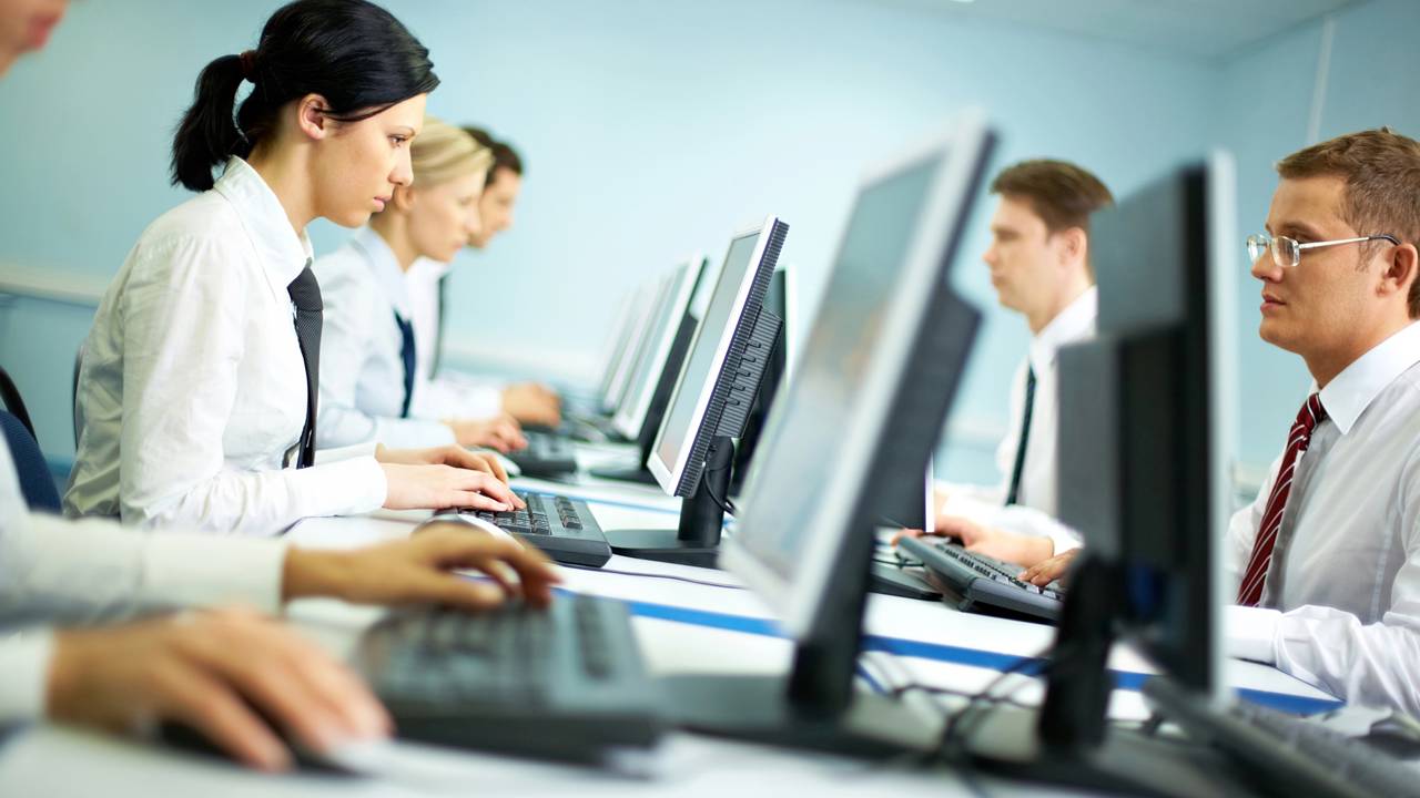 De que forma a IA pode alterar seu trabalho até 2030 e o que você pode começar a aprender agora