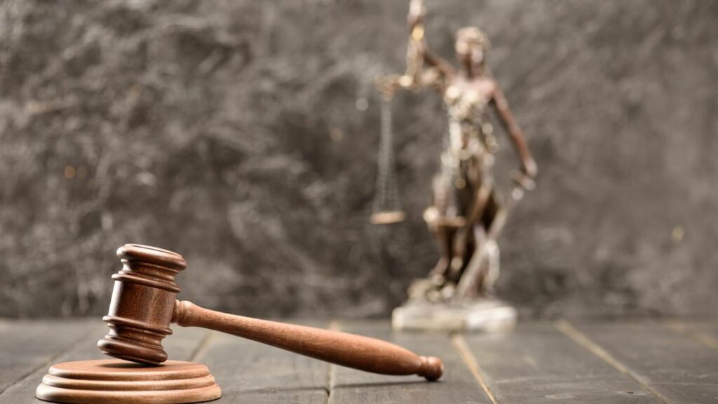 Ela invadiu o tribunal e matou o assassino de sua filha