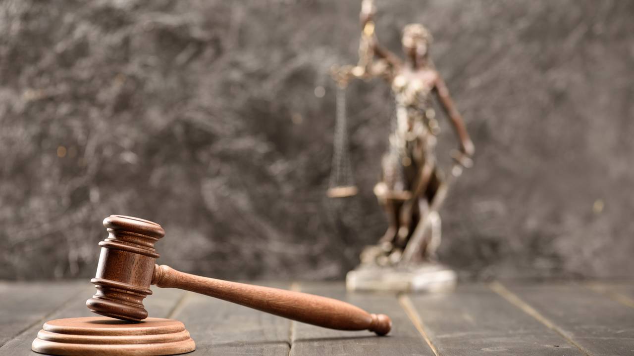 Ela invadiu o tribunal e matou o assassino de sua filha