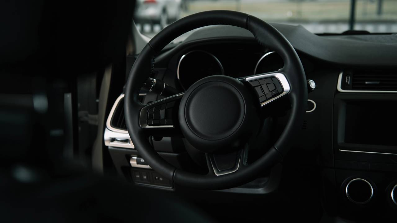 Fez alinhamento e o volante ficou torto?