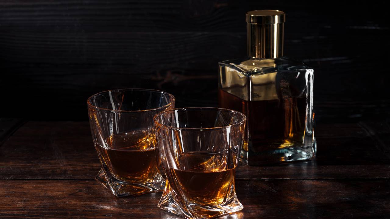 Polícia apreende 30 garrafas de whisky em MT por suspeita de contaminação por metanol