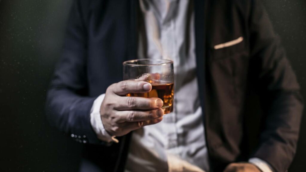 Beber demais pode antecipar hemorragias cerebrais em até 10 anos, aponta estudo