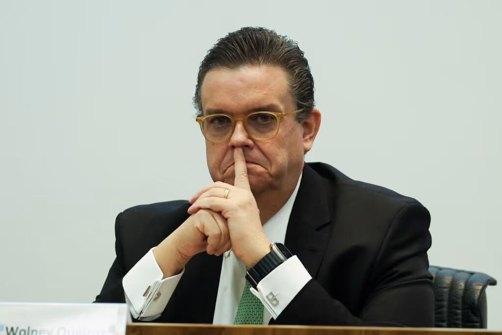 Ministro tenta se afastar de ex-secretário-executivo preso pela PF