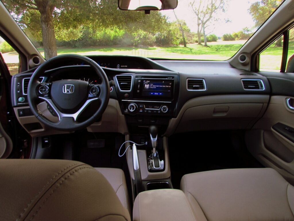 O interior do Civic G9 é bem completo e conta com um design luxuoso - Por James Hamel / Wikimedia Commons