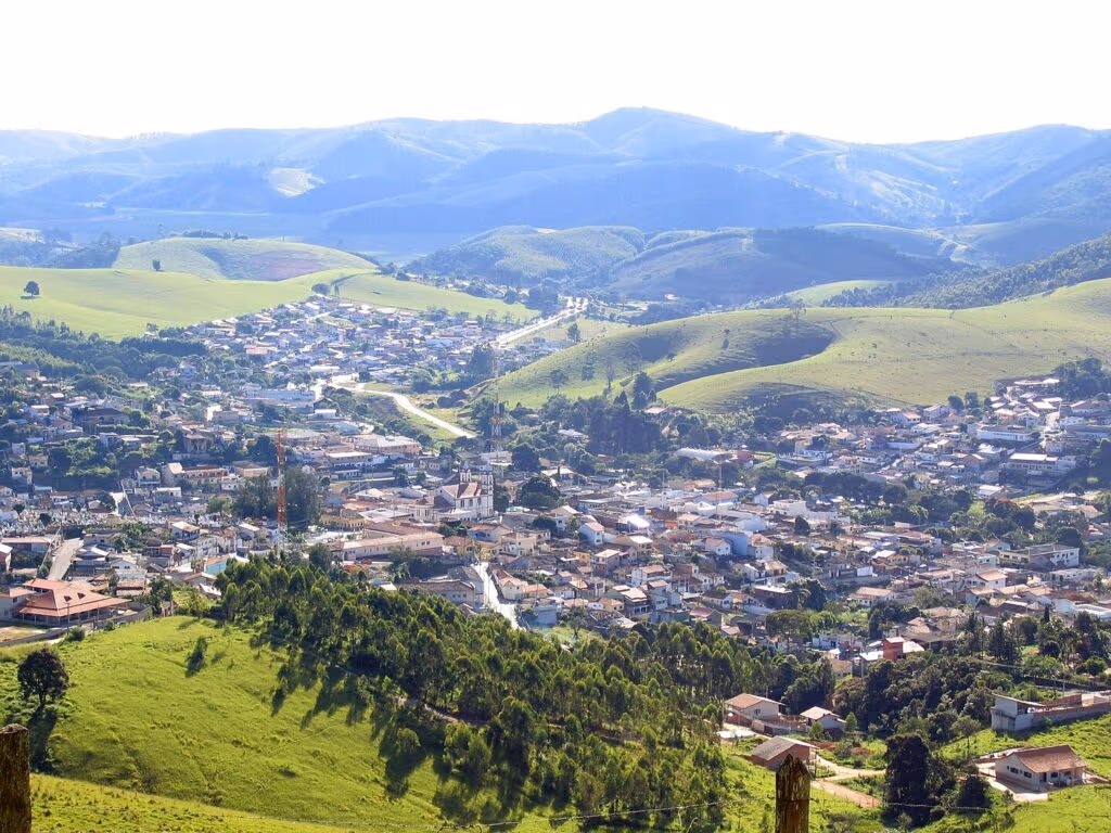 A cidade pequenina que guarda a nascente do Tietê e virou queridinha dos viajantes