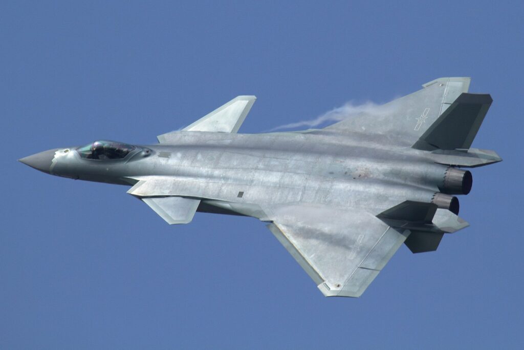 A capacidade de poder carregar até 8 mísseis ar-ar coloca o J-20 lado a lado de caças modernos - Por Alert5 / Wikimedia Commons
