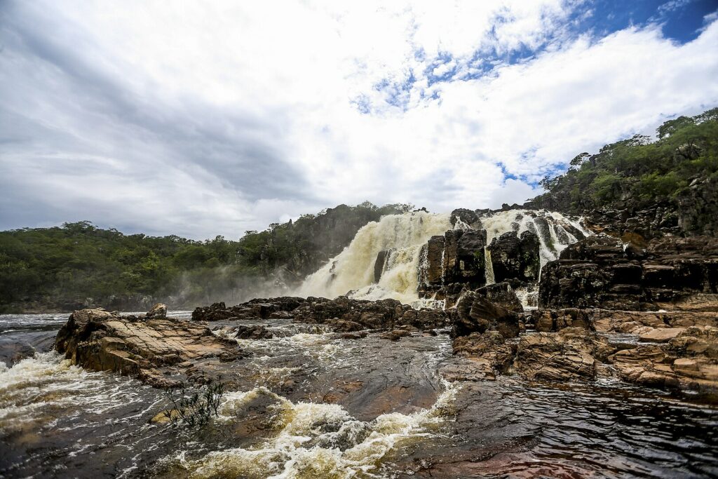 O destino conta com natureza intocada e muitas cachoeiras incríveis - Por Marcelo Camargo/Agência Brasil / Wikimedia Commons