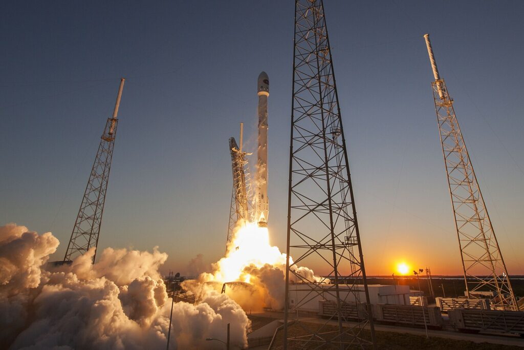 O problema tende a piorar conforme mais satélites são lançados - Por SpaceX / Wikimedia Commons