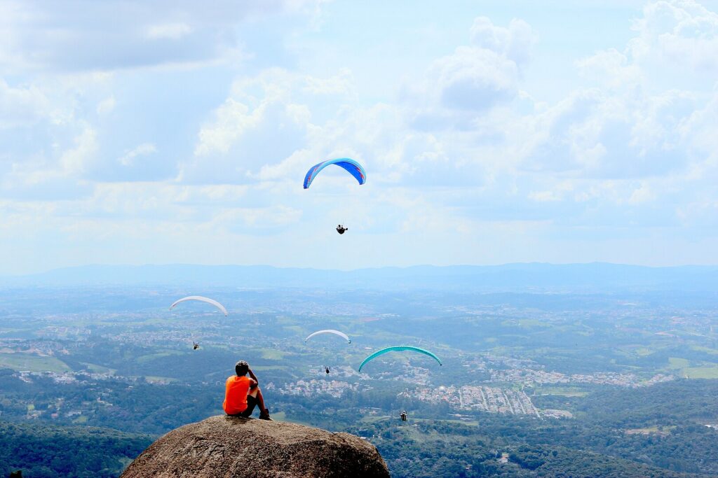 O pico do urubu é famoso por ser uma área de salto de parapentes - By Henrique Boney / Wikimedia Commons