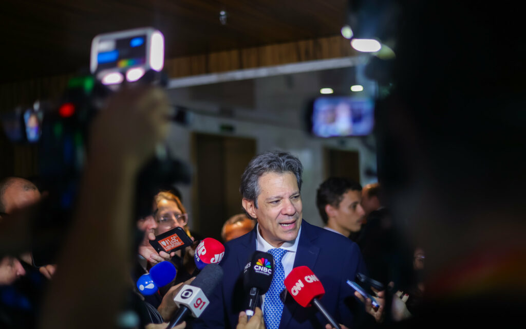 Crusoé: Haddad defende “reinvenção” dos Correios