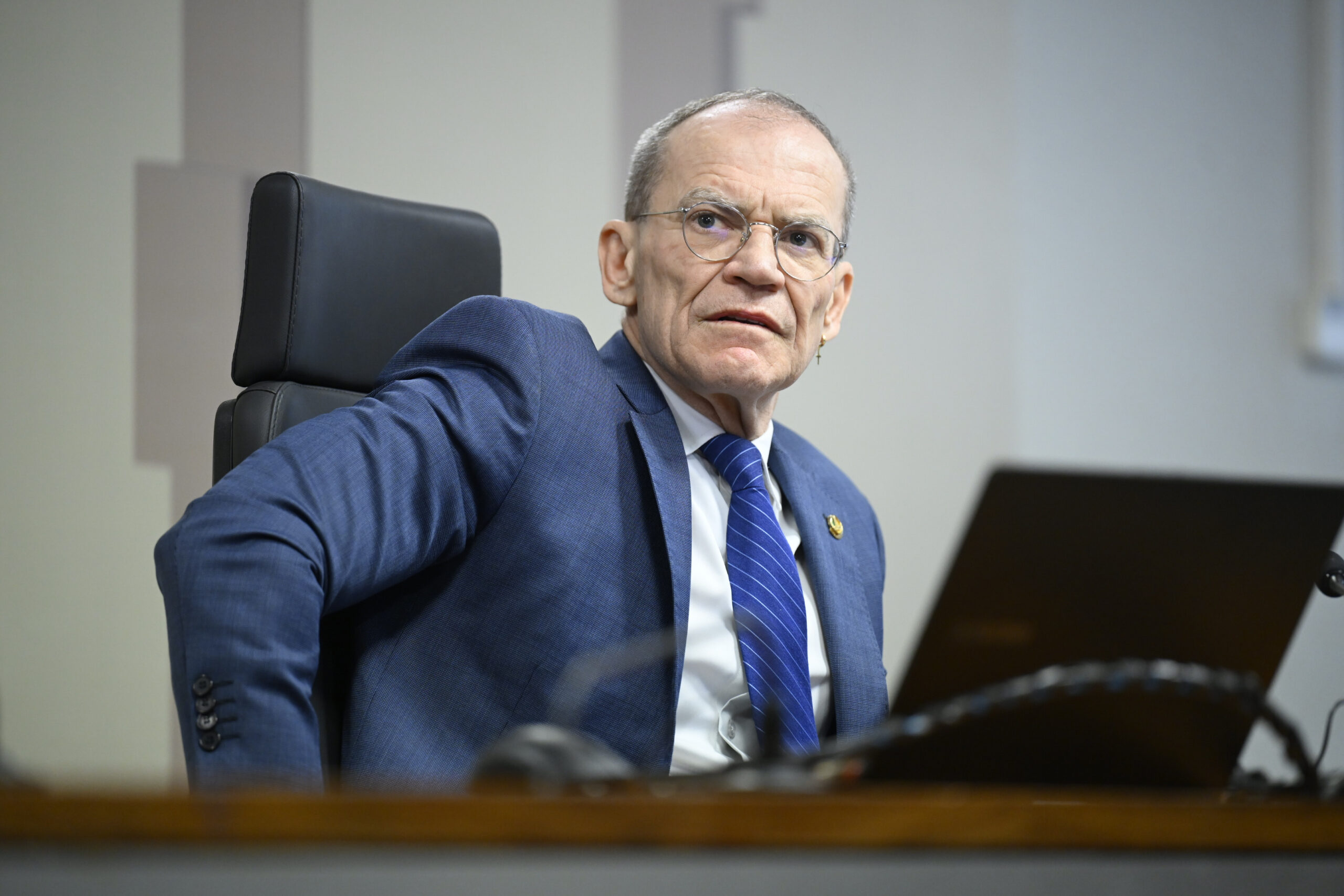 Após veto, Contarato diz que poucos “enriquecem” acima do teto