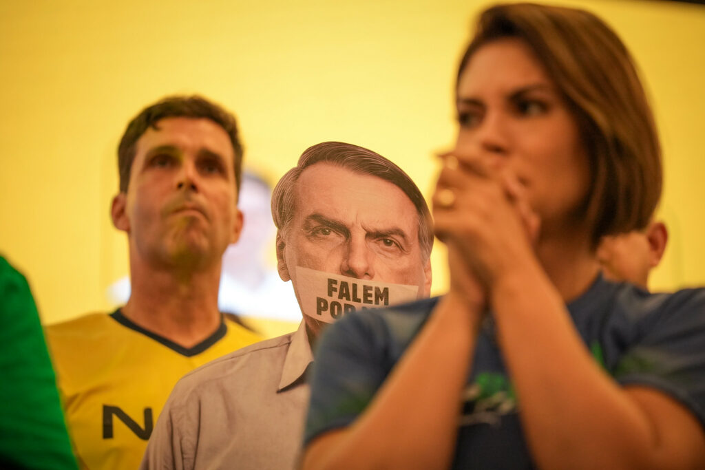 Bolsonaro caiu e bateu a cabeça, diz Michelle
