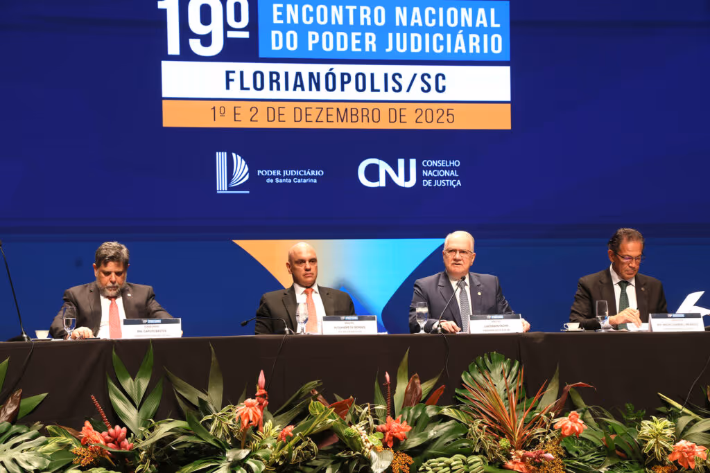 Crusoé: Moraes de FAB, Fachin de voo comercial