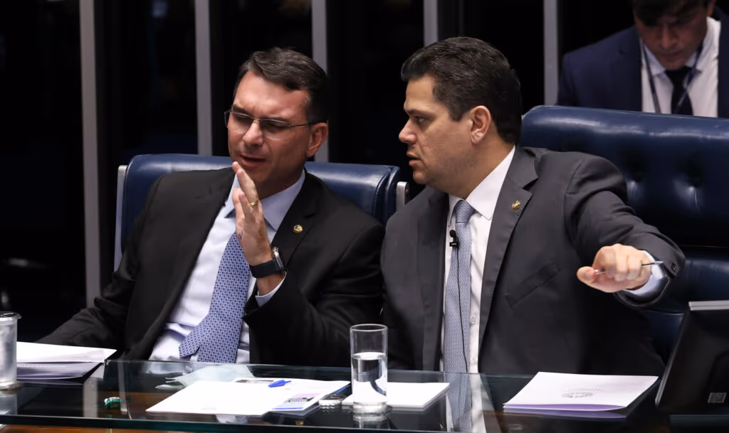 Zé Dirceu aponta “aliança pela impunidade” entre Alcolumbre e Flávio