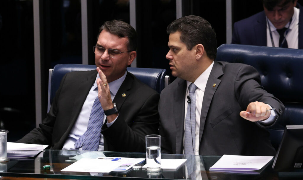 Zé Dirceu aponta “aliança pela impunidade” entre Alcolumbre e Flávio