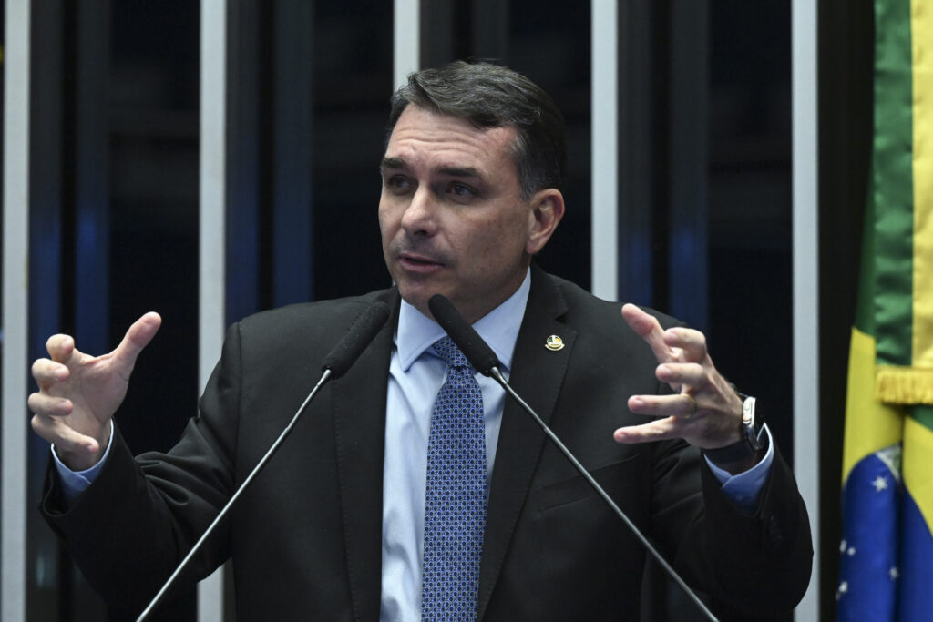 Justiça suspende exclusão de post de Flávio Bolsonaro sobre PT