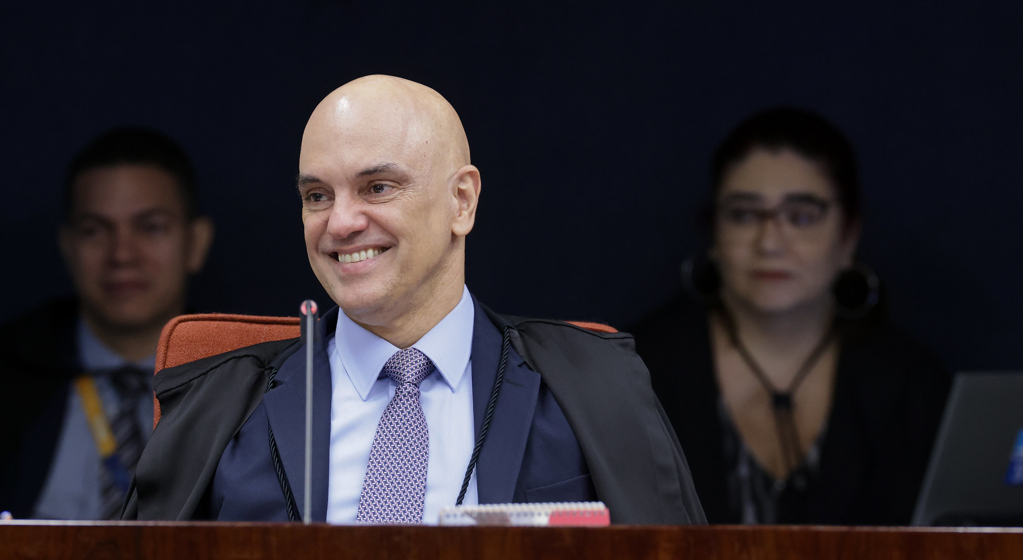Esquerda maluca abraça Moraes