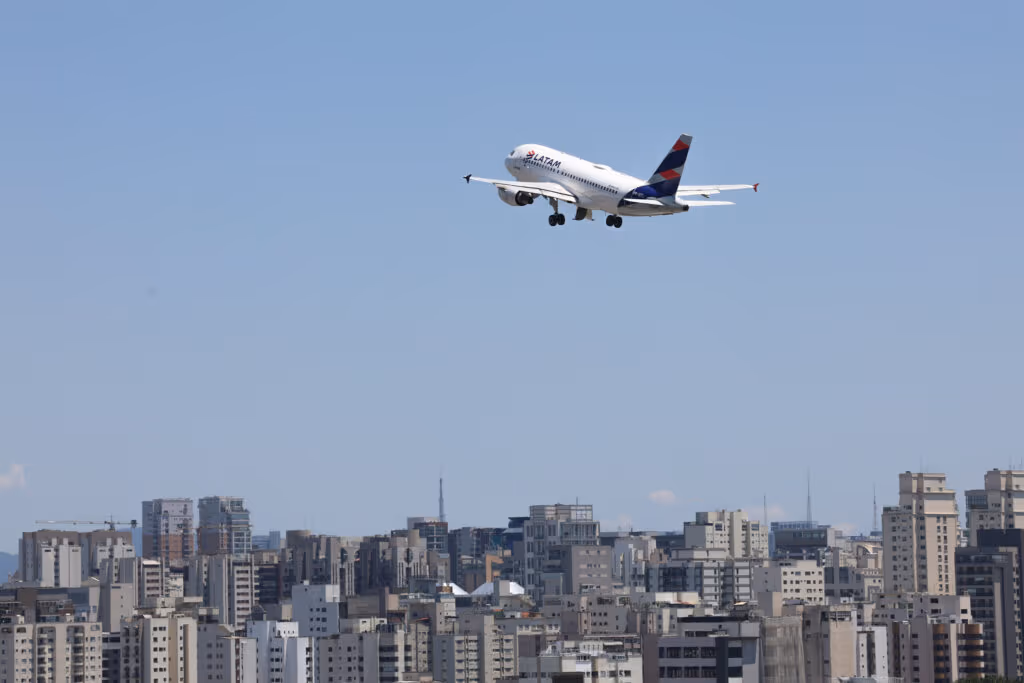 Preços do querosene de aviação sobem mais de 50%