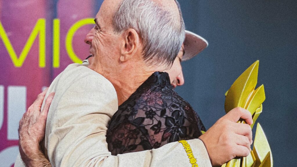 João Gomes ganha prêmio de “artista do ano” mas passa perrengue