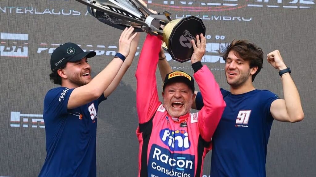 Rubens Barrichello se torna campeão da Nascar Brasil