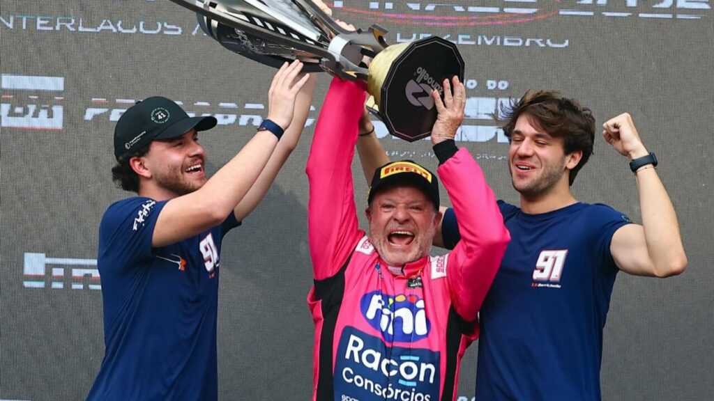 Rubens Barrichello se torna campeão da Nascar Brasil