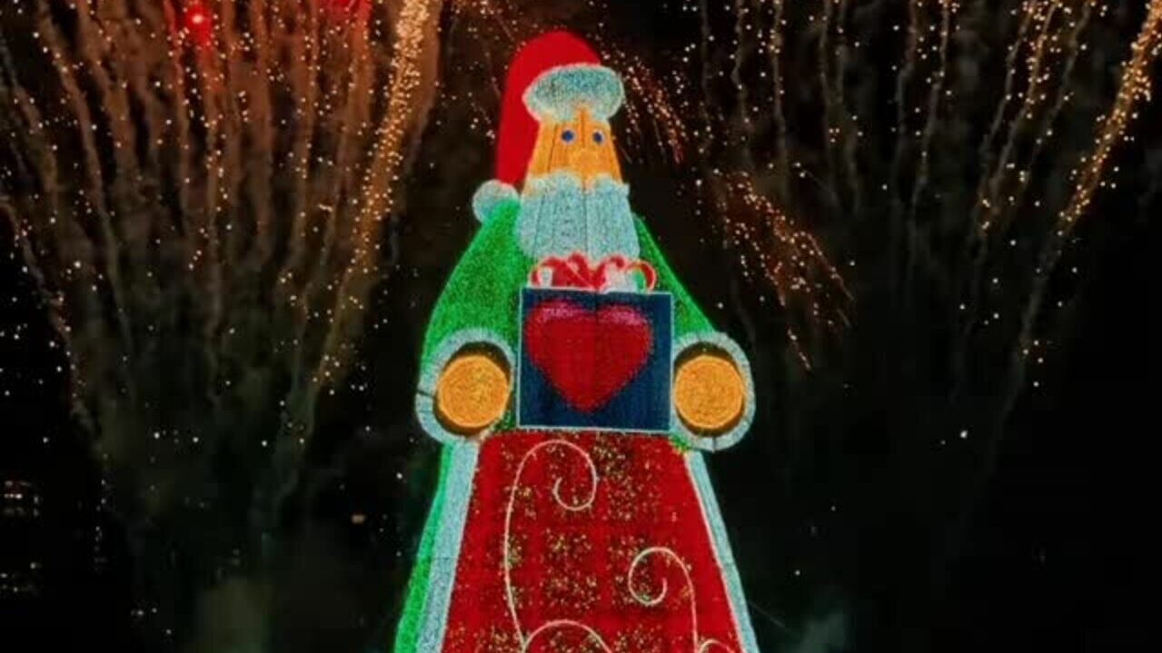 O maior Papai Noel do mundo de 27 metros é brasileiro