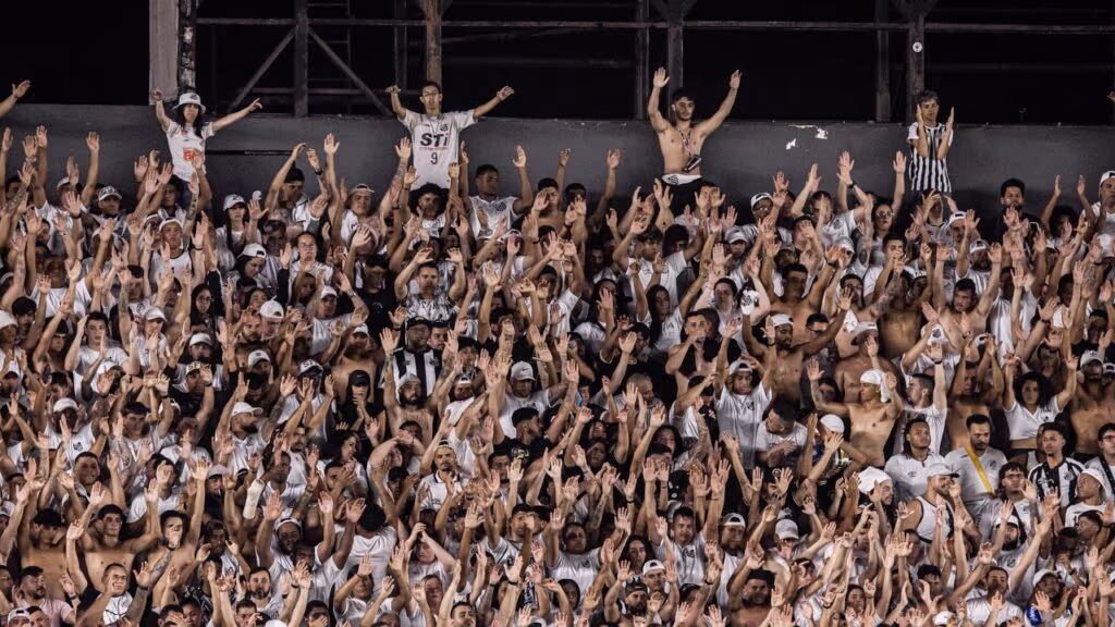 Torcidas do Santos e Inter travam guerra na BR-101