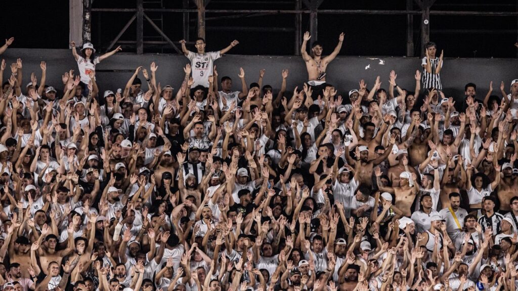 Torcidas do Santos e Inter travam guerra na BR-101