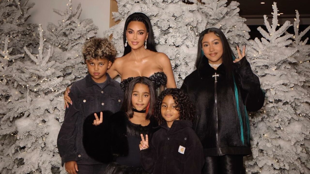 Kim Kardashian deu um cachorro pra cada filho no Natal