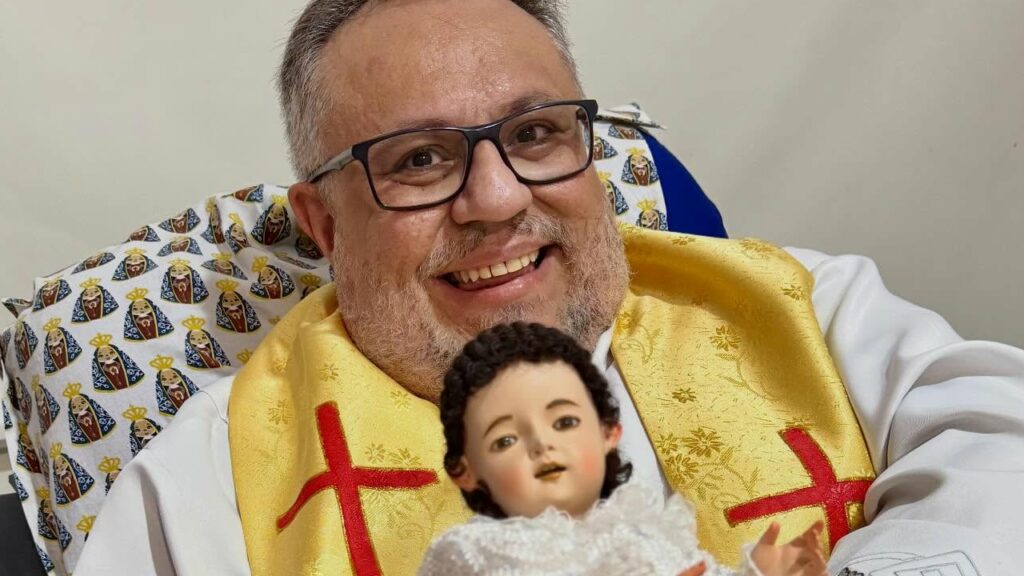 Padre mineiro que toma 315 comprimidos por dia é internado pela 21º vez em 2025