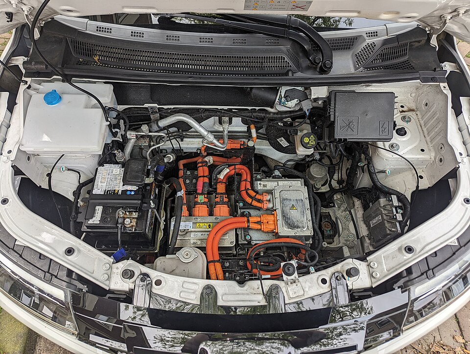 Debaixo do capô de um carro elétrico, são encontrados muito menos peças mecânicas que em um carro comum - Por Ogidya / Wikimedia Commons