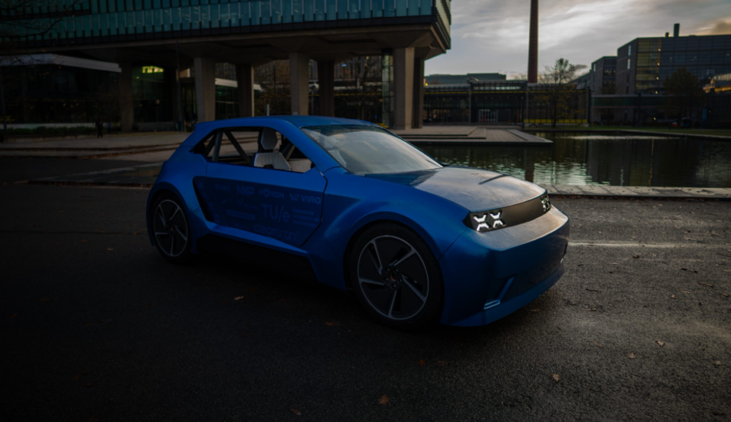 Estudantes criam carro elétrico que se desmonta e volta a estrada como se nada tivesse acontecido