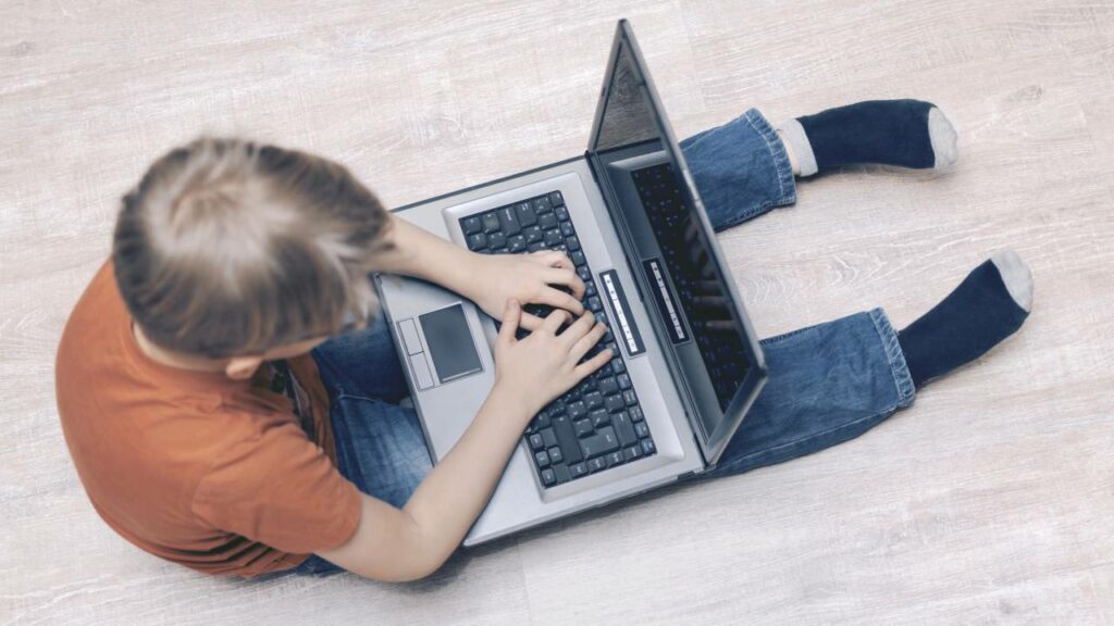 Alerta para exposição dos filhos nas redes sociais ganha dura e tocante campanha
