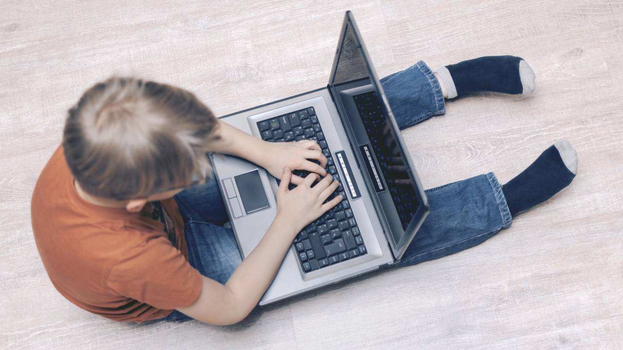 Alerta para exposição dos filhos nas redes sociais ganha dura e tocante campanha