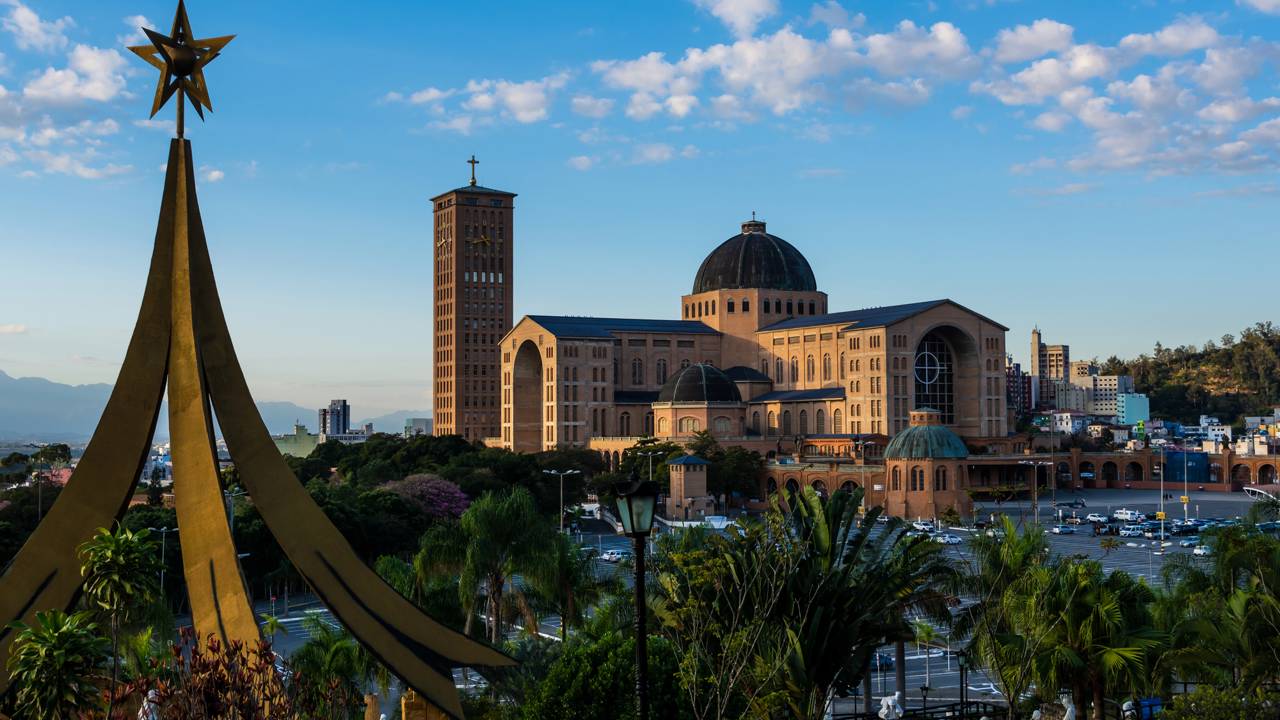 A Capital da Fé que acolhe milhões de visitantes e se tornou o maior centro de peregrinação da América Latina