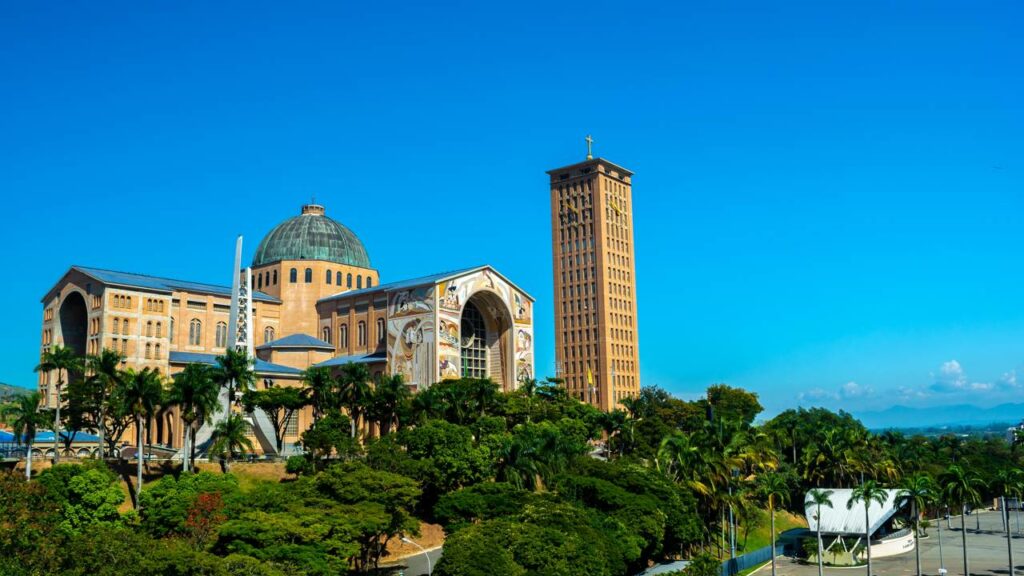 A Capital da Fé que acolhe milhões de visitantes e se tornou o maior centro de peregrinação da América Latina