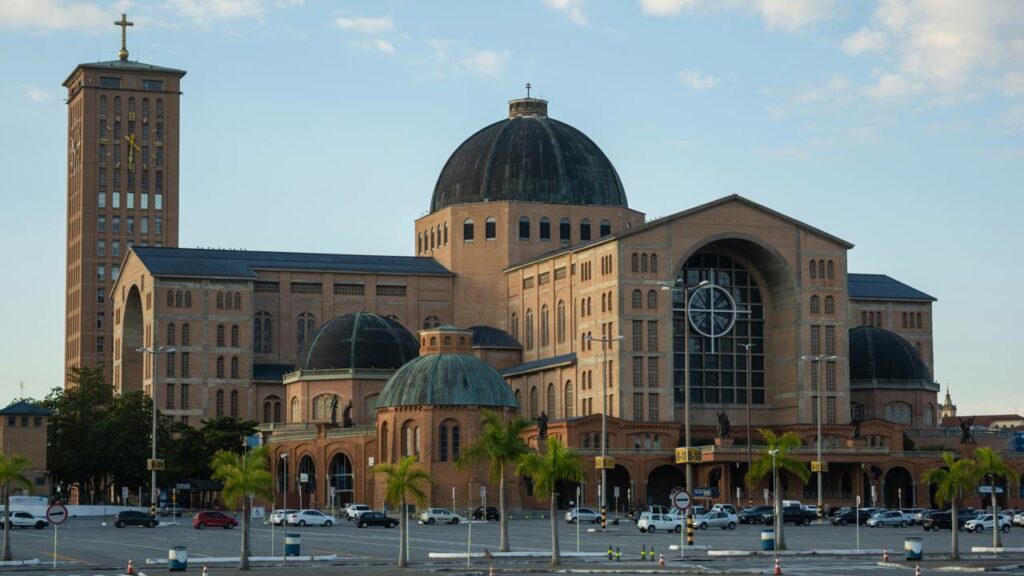 A Capital da Fé que acolhe milhões de visitantes e se tornou o maior centro de peregrinação da América Latina