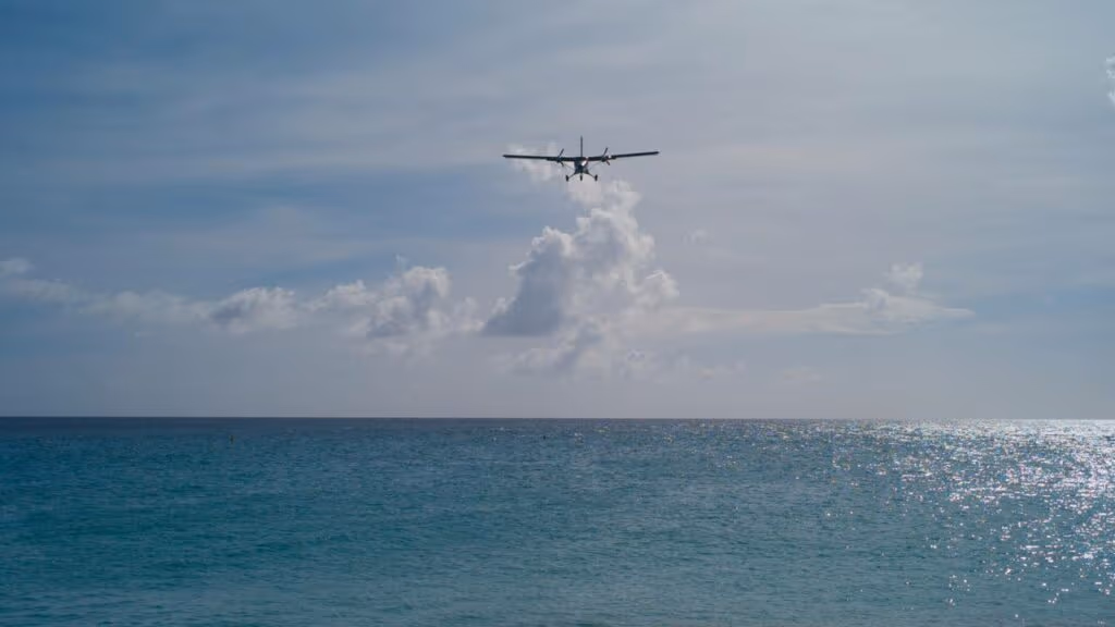 Avião que fazia propaganda cai no mar em Copacabana