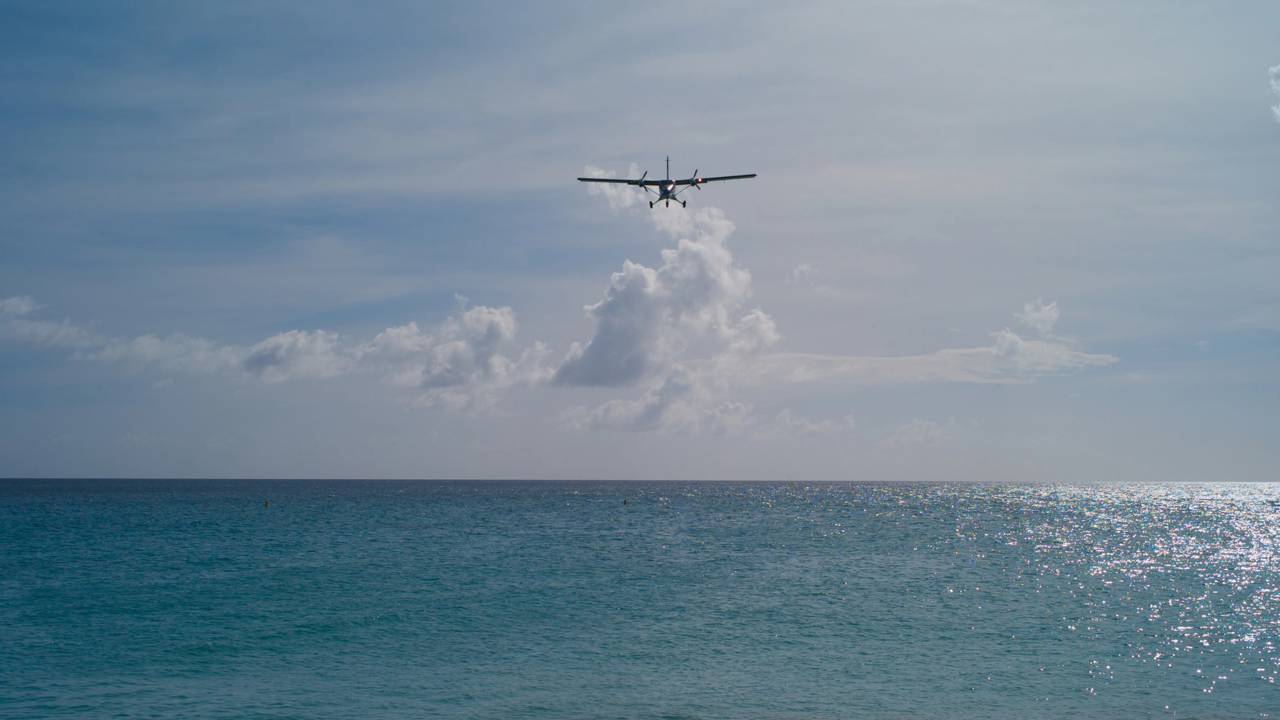 Avião que fazia propaganda cai no mar em Copacabana