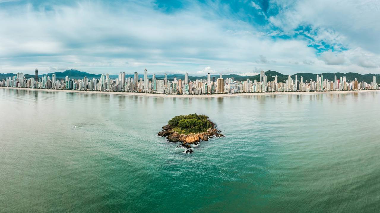 A cidade brasileira onde os arranha-céus desafiam o céu e o mercado imobiliário não conhece crise